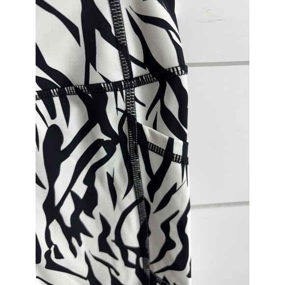 Zyia black and white print crop leggings size 2 0302 - Picture 2 of 9